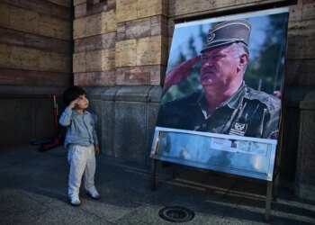 «Боснійський м’ясник»: труну Младича з почестями доставили до Сербії