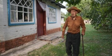 У майже 102 роки читає без окулярів та доглядає город. Житель Полтавщини розкрив секрет довголіття