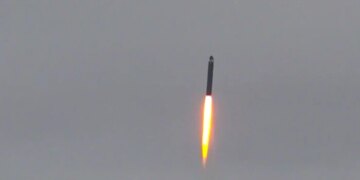 Росія атакує Київ балістичними ракетами, виникли проблеми зі світлом