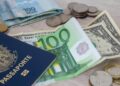Вчені створили невидимий матеріал, який змінює колір і може захистити паспорти та гроші