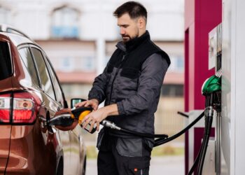 Пальне по 100 грн: на яких АЗС подорожчав бензин та дизель після вихідних