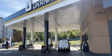 РФ атакувала понад 15 АЗС у Києві: чи буде дефіцит пального