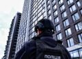 У Києві чоловік намагався задушити матір та кинувся на копа: поліція застосувала зброю
