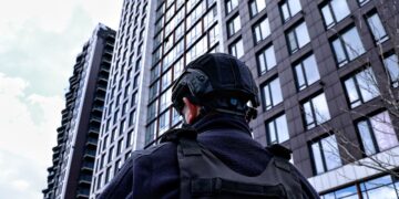У Києві чоловік намагався задушити матір та кинувся на копа: поліція застосувала зброю