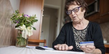Пенсіонерам за кордоном можуть зупинити виплати: юристка назвала причину