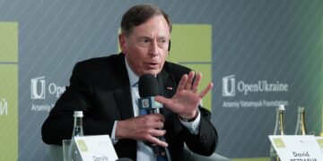 Ініціатива на фронті належить Україні – ексдиректор ЦРУ Петреус