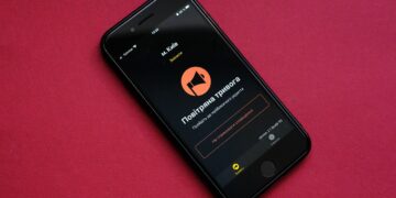 Кабмін змінює правила тривог та роботи бізнесу: що працюватиме попри сирену та дрони