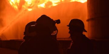 Росія вдарила по складах під Києвом, почалася сильна пожежа