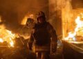 У Хмельницькому після атаки РФ сталася повторна детонація: поранені 4 рятувальників