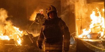У Хмельницькому після атаки РФ сталася повторна детонація: поранені 4 рятувальників