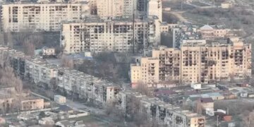 Пішки, на велосипедах і мопедах – Лубінець показав, як десятки людей намагаються виїхати з Олешок