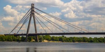У Києві відновили пошкоджену російською атакою ділянку Північного мосту