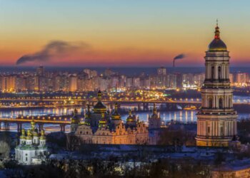 Балістична атака на Київ: пролунали щонайменше чотири вибухи