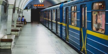 У Києві зупинялися поїзди на всіх гілках метро: у метрополітені пояснили причину