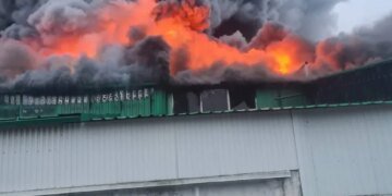 На Волині під ударом опинилось підприємство: жителів Маневичів закликали залишити домівки через задимлення