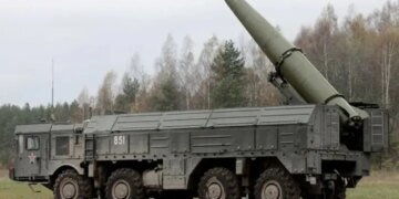 рф вдарила "Іскандером" з касетною боєголовкою по історичному центру Києва – "Флеш"