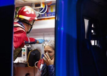 У Вінниці російський дрон атакував житловий будинок: рятувальники розбирають завали