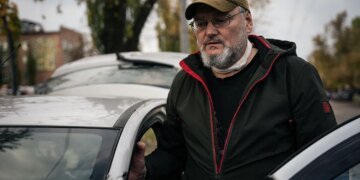 Сім швів: уламок поранив чоловіка в шию під час обстрілу університету Києві – фоторепортаж