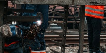 На Південному мосту у Києві тривають роботи: акт обстеження очікують наступного тижня