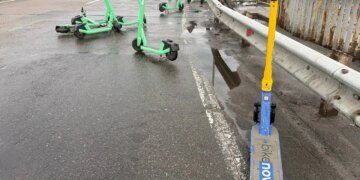 Кияни пересідають на самокати через перекритий Південний міст