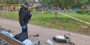 Уламки посеред парку та вогонь біля осель: російська атака травмувала трьох жінок у Києві