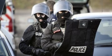 Чоловік відкрив вогонь по перехожих під Парижем: є загиблий і поранені