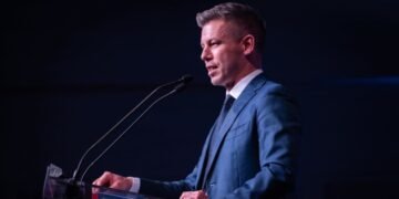 На тлі заворушень у Франції Мадяр заявив, що Угорщина не послаблюватиме міграційну політику