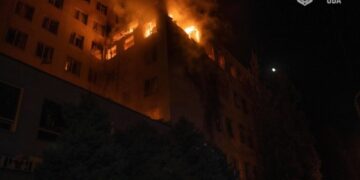 Війська РФ ударили по бізнес-центру в Одесі, є постраждалий