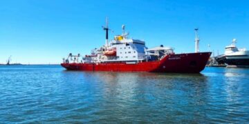 Криголам «Ноосфера» розпочав антарктичний сезон: у планах – дослідження моря Венделла та підводних гейзерів