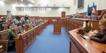 Куди зникають жінки з Київради? Активісти зафіксували дивну тенденцію