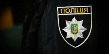 Тривожний дзвінок із 13-го поверху: у Києві поліцейська рятувала школярку від фатального кроку