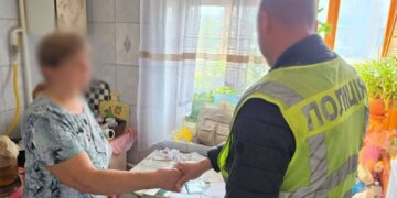 У Києві 70-річна жінка забула в автобусі сумку з мільйоном гривень і коштовностями