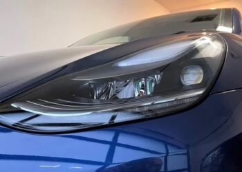 Tesla тестує «розумні» фари, які самі коригують світло