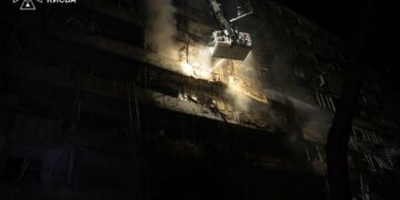 Смертельна атака на Київ: ракета влучила в дев’ятиповерхівку, кількість постраждалих зростає