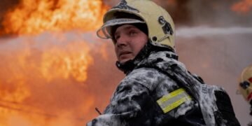 Росіяни вдарили по ТЦ у Харкові, поранено рятувальників