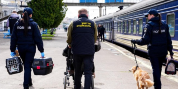 Евакуація з небезпечної зони: бійці поліції Києва врятували людей під обстрілами