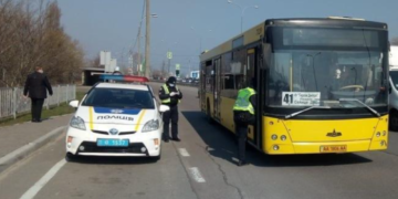 У Києві поліція зупинила громадський транспорт: обшуки і цінна знахідка, – ФОТО