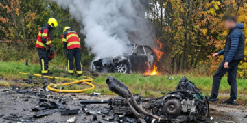 На Київщині сталась смертельна ДТП: горить автівка, заблоковано рух і пошук жертв, – ФОТО