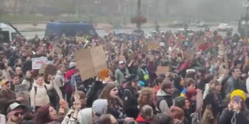Тисячі людей проти Кличка: в центрі Києва триває мітинг, – ВІДЕО