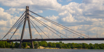 Вибухи над Північним мостом Києва: рух транспорту ускладнено