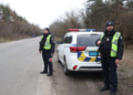 Розкидані речі і побите авто на Київщині: що сталось, – ФОТО