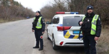Розкидані речі і побите авто на Київщині: що сталось, – ФОТО