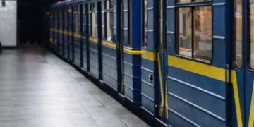 Транспорт зупиняється після обстрілу Києва: обмеження в метро і перекритий міст