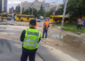 Евакуація і заборонений проїзд: в Києві автівка провалилась під асфальт, – ФОТО