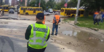 Евакуація і заборонений проїзд: в Києві автівка провалилась під асфальт, – ФОТО