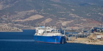 Росія заробила на нафті рекордну суму з початку “великої війни” в Україні, – Bloomberg
