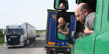 Рух через Рава-Руську для вантажівок та автобусів обмежили до листопада